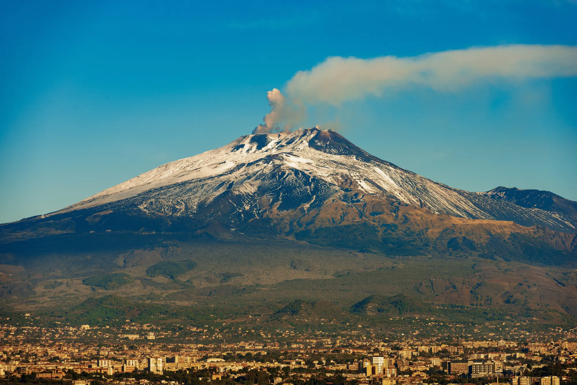 L’Etna innevato visto dal territorio di Bronte