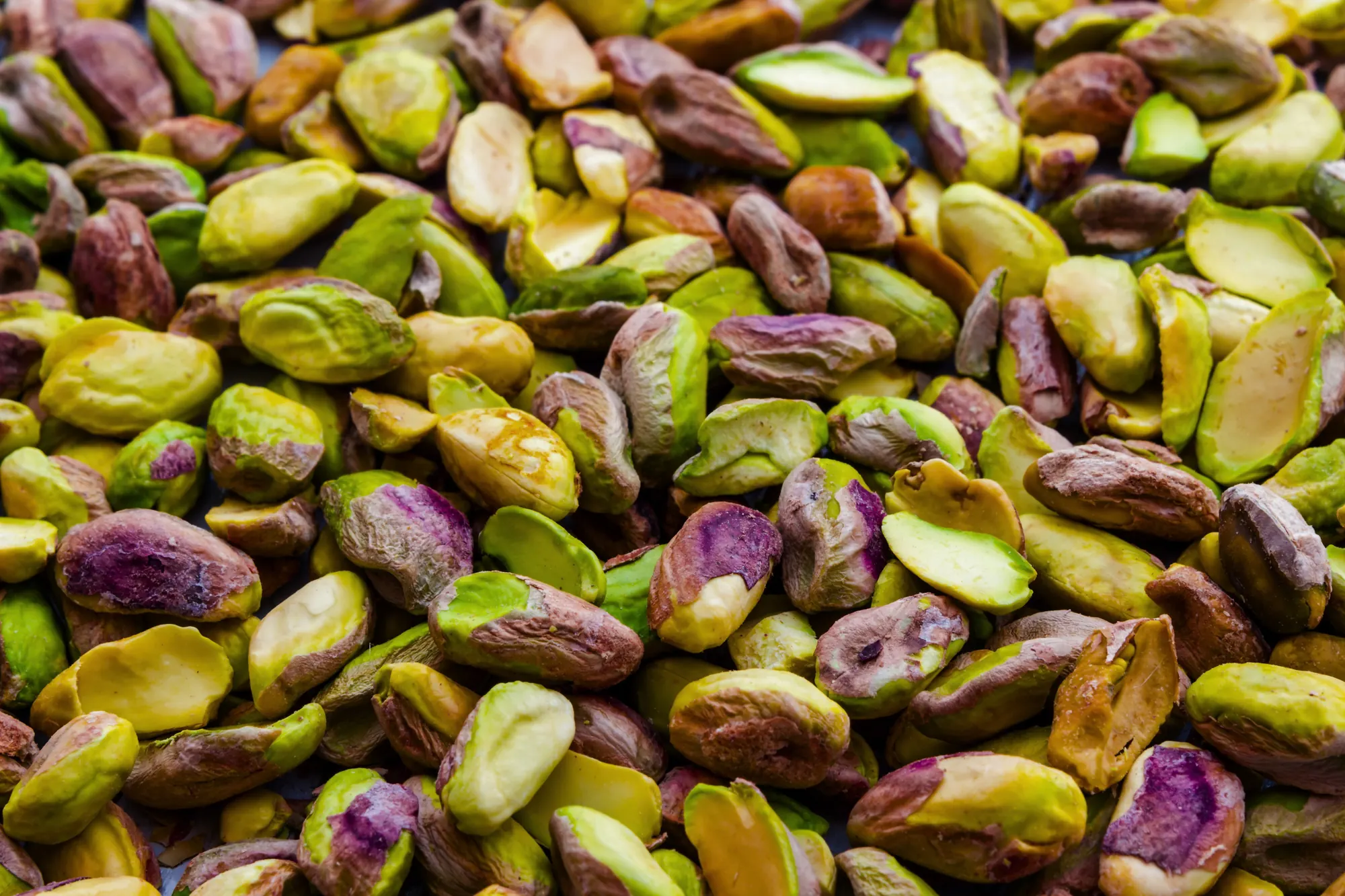 Pistacchi sgusciati con la caratteristica buccia viola